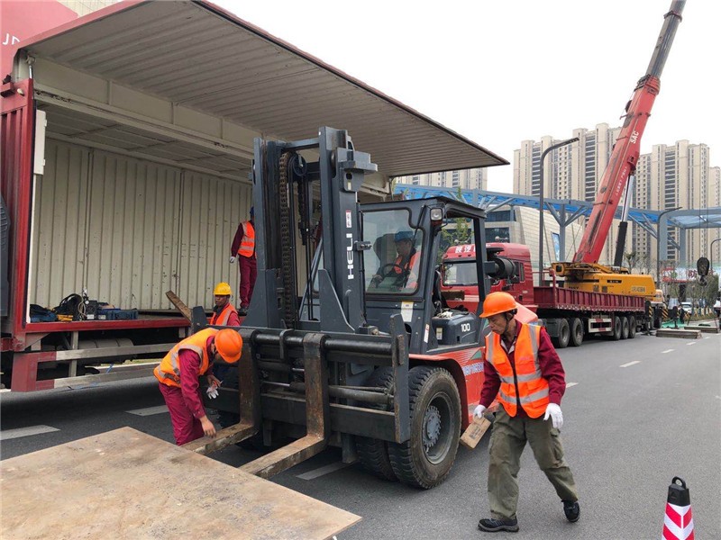 55吨大型黄花机吊装上楼定位