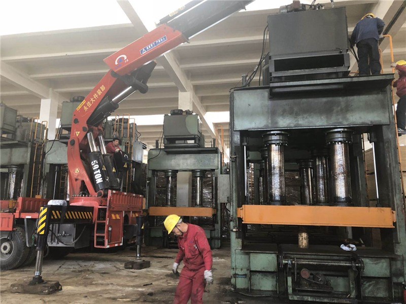 油压机设备吊装卸车，工厂搬迁