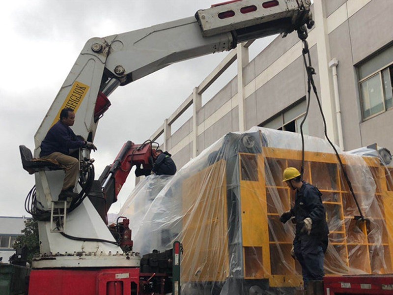 油压机设备吊装卸车，工厂搬迁