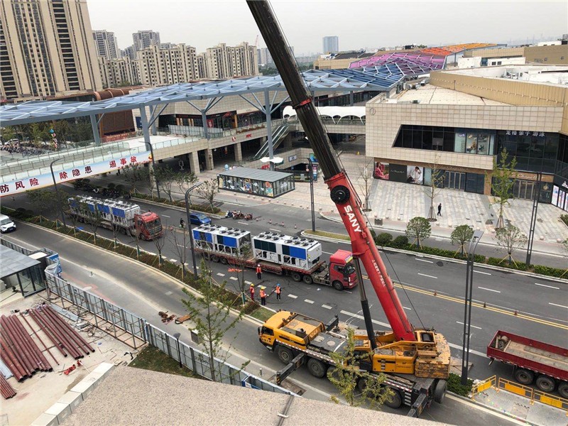 55吨大型黄花机吊装上楼定位