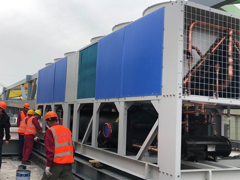 55吨大型黄花机吊装上楼定位