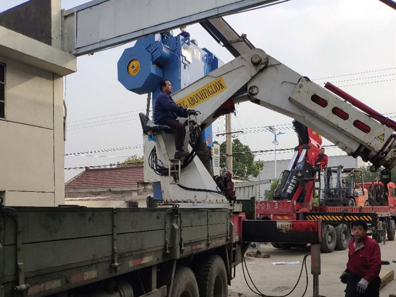 油压机设备吊装卸车，工厂搬迁