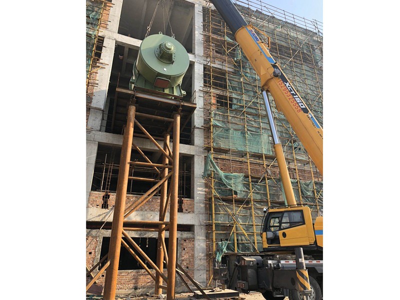 55吨大型黄花机吊装上楼定位