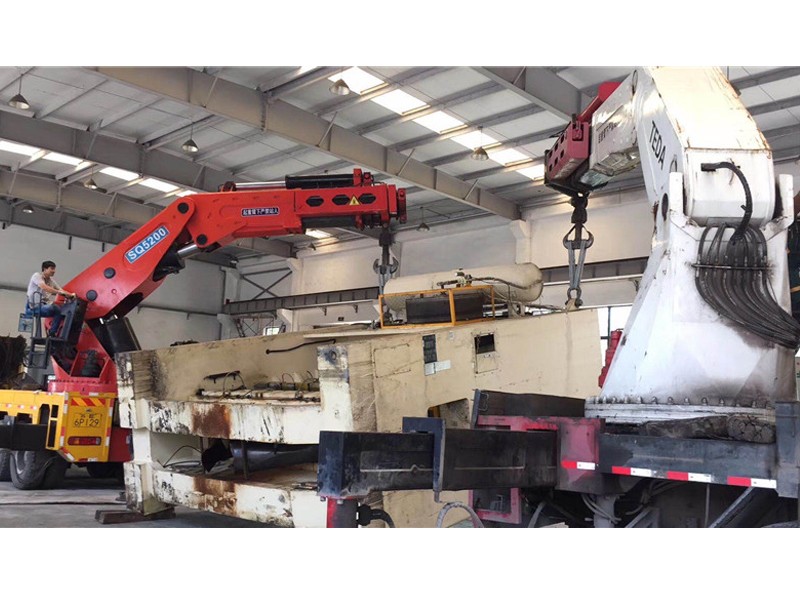 油压机设备吊装卸车，工厂搬迁