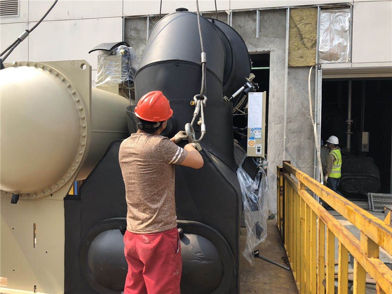空调主机及冰水机主机吊装上楼搬运定位
