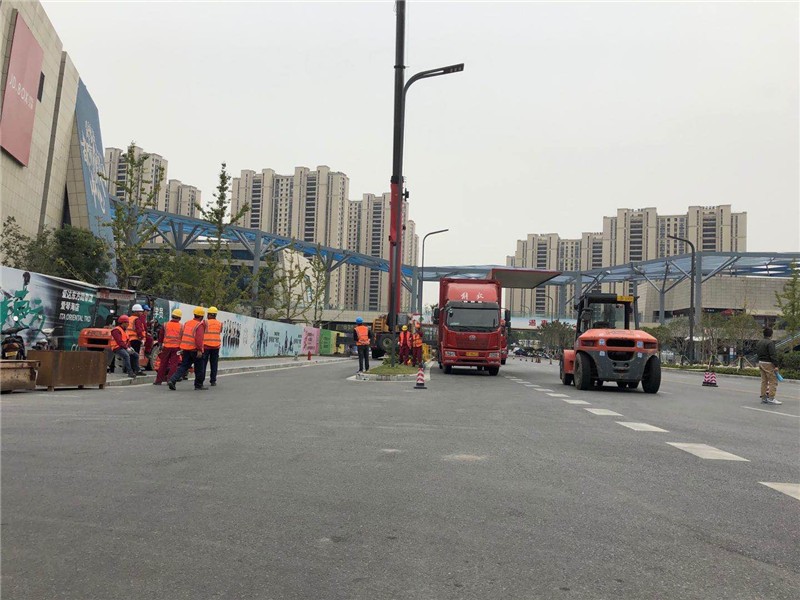 55吨大型黄花机吊装上楼定位