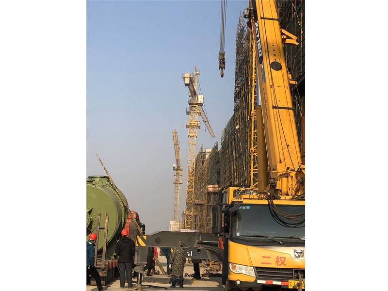 55吨大型黄花机吊装上楼定位