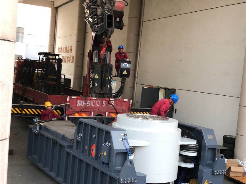 55吨大型黄花机吊装上楼定位