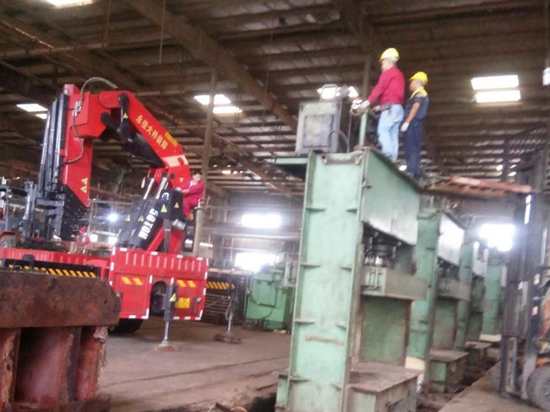 油压机设备吊装卸车，工厂搬迁